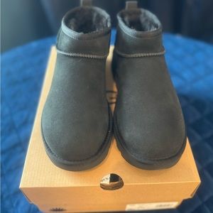 BRAND NEW IN BOX ~ UGG Ultra Mini ~ Black ~ Size 8